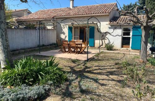 Aureille House | Gîte Lou Pastre: Pet-Friendly Escape with Pool & Family Fun