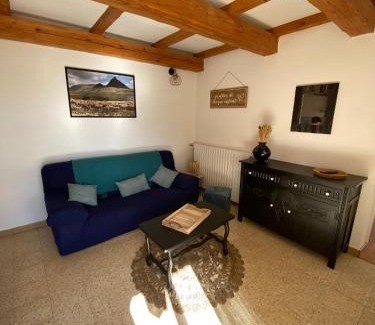 Aureille House | Gîte Lou Pastre: Pet-Friendly Escape with Pool & Family Fun