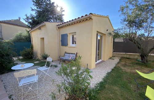 Aubignan Cottage | Serene Getaway at Gîte Lou Sabaï in Provence's Beauty