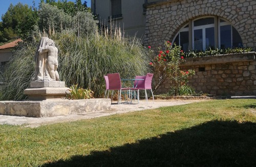 Cucuron House | Cozy Gîte Luberon - Cucuron with Kitchen Amenities