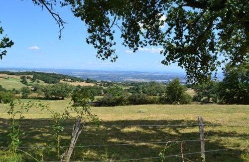 Chuyer House | Bright Gîte with Private Grounds - Perfect for Outdoor Fun!