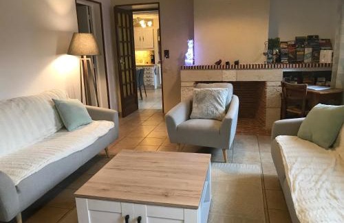 Saint-Aignan Apartment | Cozy Gîte Maison de Sophie: Family and Pet Friendly Stay