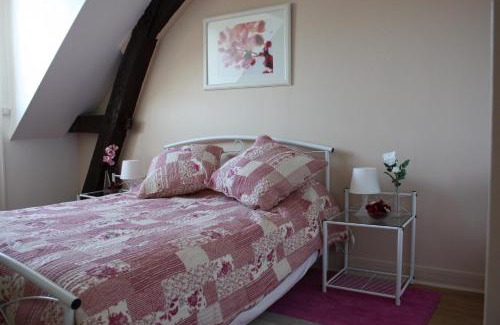 Saint-Aignan Apartment | Cozy Gîte Maison de Sophie: Family and Pet Friendly Stay