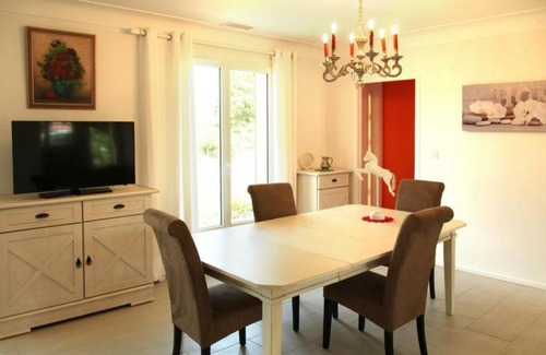 Meilhan House | Family-Friendly Retreat at Gîte Meilhan, Perfect for 6