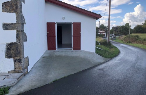 Ayherre Apartment | Inviting Gîte Neuf: Family-Friendly with Pool & Spa