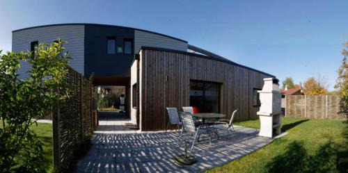Lesquin House | Discover Gîte Noir Lapin: Oceanfront Retreat with Pool