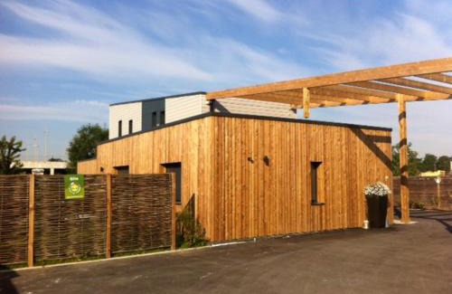 Lesquin House | Discover Gîte Noir Lapin: Oceanfront Retreat with Pool