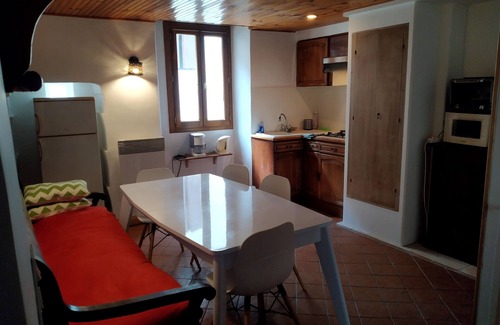 Entraunes Apartment | Gîte NORYEMA, 3 pers, (+1bb), T1 30m2, portes du Mercantour, quiet, disconnected