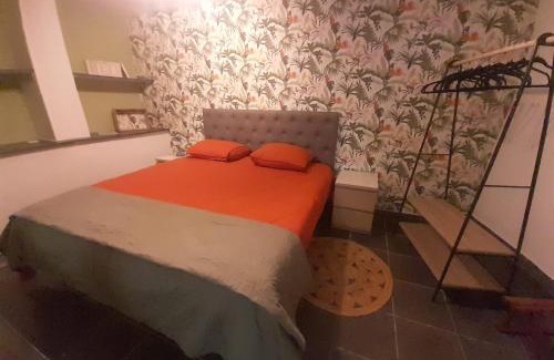 Saint-Florent-sur-Auzonnet Apartment | Oceanfront Gîte Olivia: Family-Friendly Getaway Awaits!