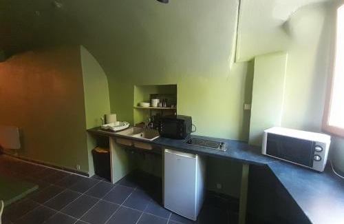 Saint-Florent-sur-Auzonnet Apartment | Oceanfront Gîte Olivia: Family-Friendly Getaway Awaits!