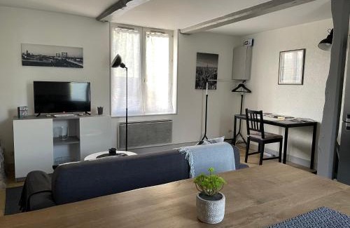 Gonneville-sur-Honfleur Apartment | Cozy Gîte Pépère: Child-Friendly Retreat with 9.6 Rating!