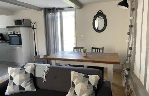 Gonneville-sur-Honfleur Apartment | Cozy Gîte Pépère: Child-Friendly Retreat with 9.6 Rating!
