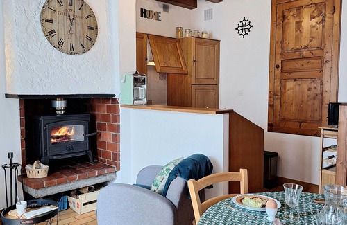 Saint-Georges-de-Levejac House | Cozy Gîte Philomène: Family-Friendly Retreat in Lévéjac