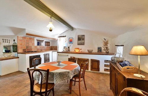 Lussan Apartment | Gîte Pina - Inviting Retreat with Shared Pool Access