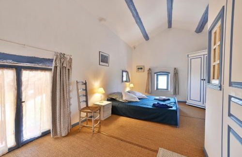 Lussan Apartment | Gîte Pina - Inviting Retreat with Shared Pool Access