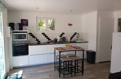 Sollies-Toucas House | Relaxing Gîte for Two with Pool and Air Conditioning