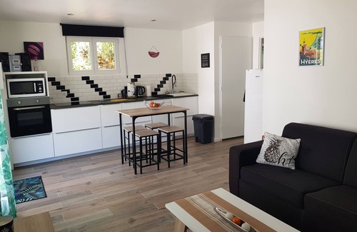 Sollies-Toucas House | Relaxing Gîte for Two with Pool and Air Conditioning