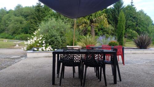 Compreignac House | Family-Friendly Retreat at Gîte Résidence de la Fontaine