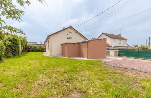Carentan House | Gîte Renardeau - Cozy Retreat Near City Center Amenities