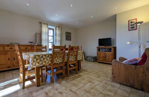 Jax House | Inviting Gîte Jax: Pet-Friendly Retreat for 8 Guests