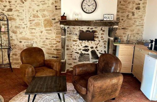 Chatel-Guyon Apartment | Romantic Gîte in Historic Wine House with Pool Access