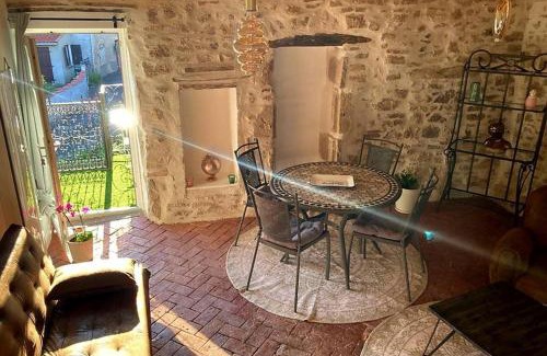 Chatel-Guyon Apartment | Romantic Gîte in Historic Wine House with Pool Access