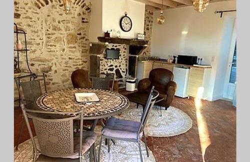 Chatel-Guyon Apartment | Romantic Gîte in Historic Wine House with Pool Access