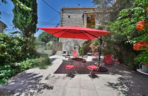 Lussan Apartment | Gîte Romy - Enjoy a Relaxing Retreat with Shared Pool