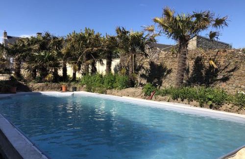 Surtainville House | Gîte Rose des Vents: Relax by the Ocean with Parking