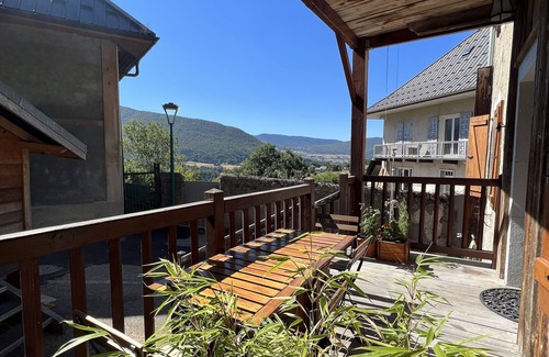 Le Chatelard Apartment | Gîte Rossanaz: Family-Friendly Retreat with Breakfast