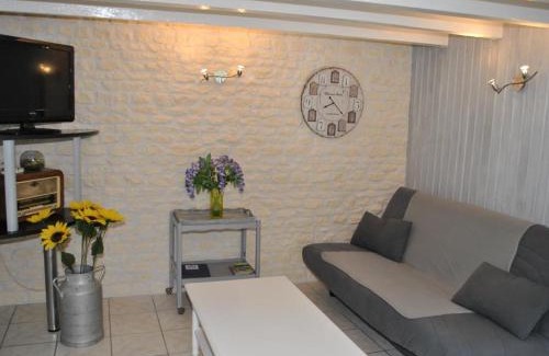 La Tour-Saint-Gelin House | Cozy Gîte Rural with Baby Amenities and Wi-Fi Near Mini-Golf