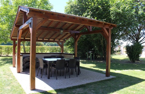 Cheverny House | Family-Friendly Gîte Rural "Le Noyer Rondin" in Cheverny