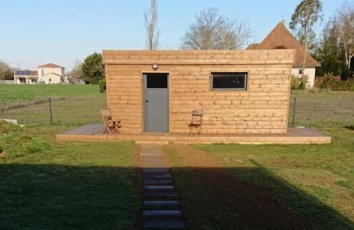 Cuhon House | Relax at Gîte Siette des Moulins with Hot Tub & Kitchen