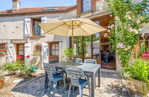 Mer House | Charming 2-Bedroom Maison with Garden & Wifi in Mer
