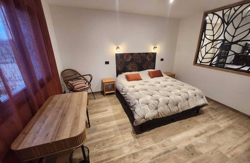 Graveson Bed & Breakfast | Renovated Gîte with Pool, Garden & Ocean View Awaits You