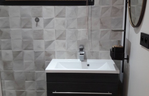 Graveson Bed & Breakfast | Renovated Gîte with Pool, Garden & Ocean View Awaits You