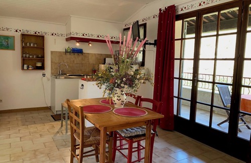 Venasque Apartment | Cozy Studio with Loggia in Venasque, Provence - Pet Friendly