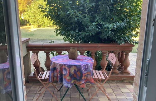 Molieres Apartment | Cozy Gîte T1 bis: Pet-Friendly Retreat with a Pool