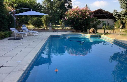 Molieres Apartment | Cozy Gîte T1 bis: Pet-Friendly Retreat with a Pool