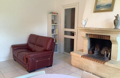 Molieres Apartment | Cozy Gîte T1 bis: Pet-Friendly Retreat with a Pool