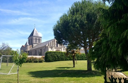 La Chaize-Giraud Cottage | Gîte Tamaris: Family-Friendly Retreat with Heated Pool