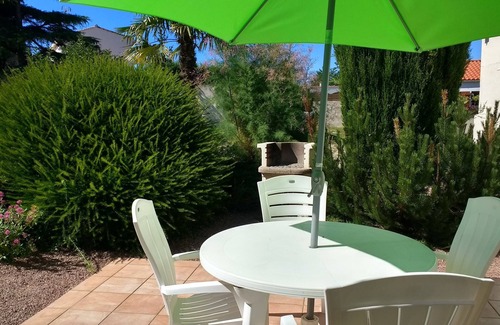 La Chaize-Giraud Cottage | Gîte Tamaris: Family-Friendly Retreat with Heated Pool