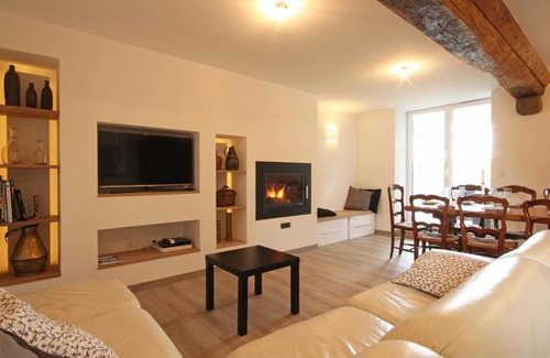 Ceauce House | Relaxing Gîte with Private Garden & Pet-Friendly Amenities