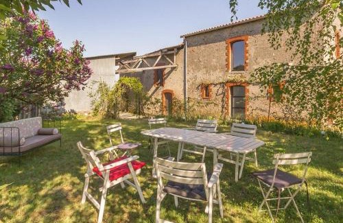 Monnieres House | Charming Gîte in Monnières with Private Garden & Wifi