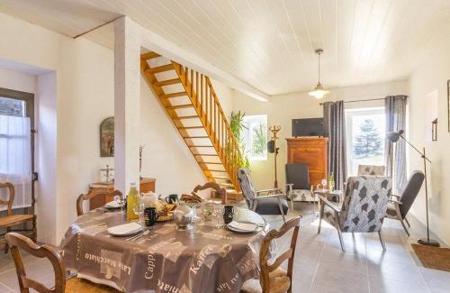 Monnieres House | Charming Gîte in Monnières with Private Garden & Wifi