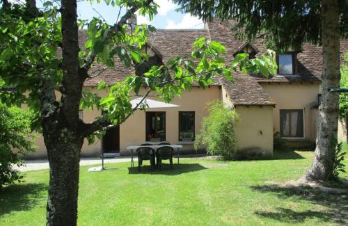 Rosnay House | Charming Gîte with Private Pond, Free Wi-Fi & Pet Friendly