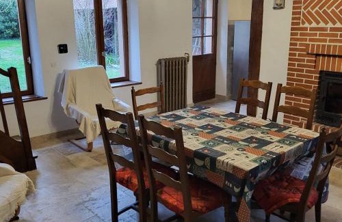 Rosnay House | Charming Gîte with Private Pond, Free Wi-Fi & Pet Friendly