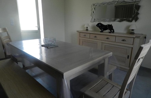 Saint-Laurent-sur-Mer House | Explore Gîte Utah: Family-Friendly Stay with Dining Options