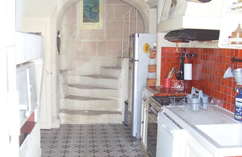 Arles House | Cozy Gîte Van Gogh: Pet-Friendly Stay with Kitchen & Breakfast