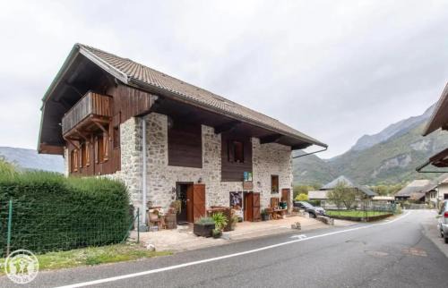 Giez Apartment | Family-Friendly Retreat at Gîtes Chapô Julô